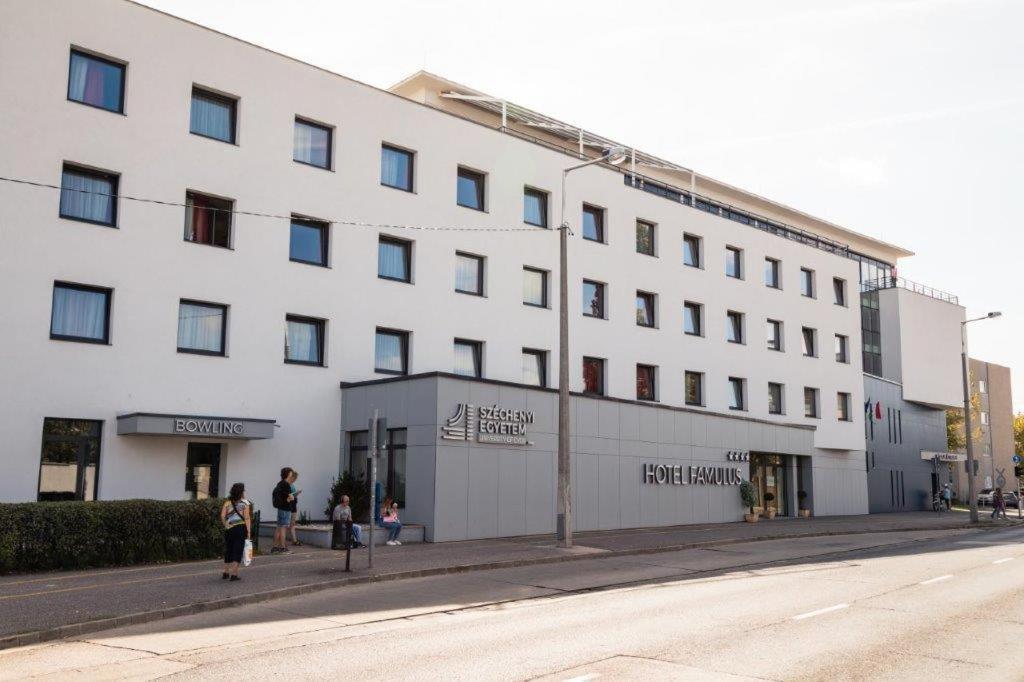 Hotel Famulus Győr Exterior foto